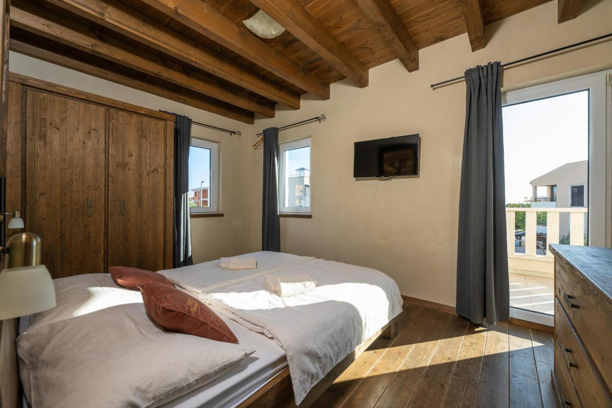 Villa Castagna Near The Sea With Private Pool And Sauna Premantura Exteriör bild