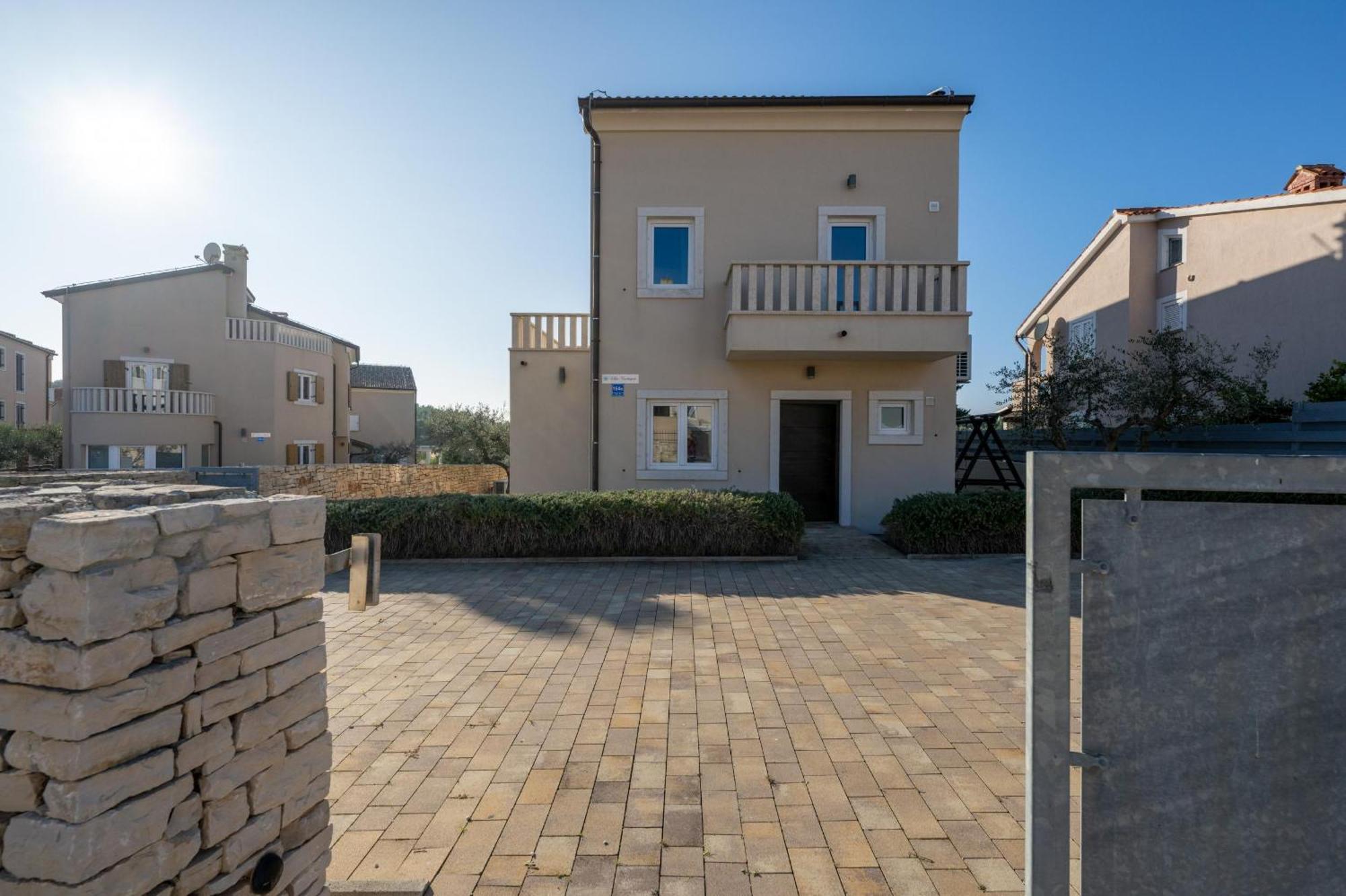 Villa Castagna Near The Sea With Private Pool And Sauna Premantura Exteriör bild