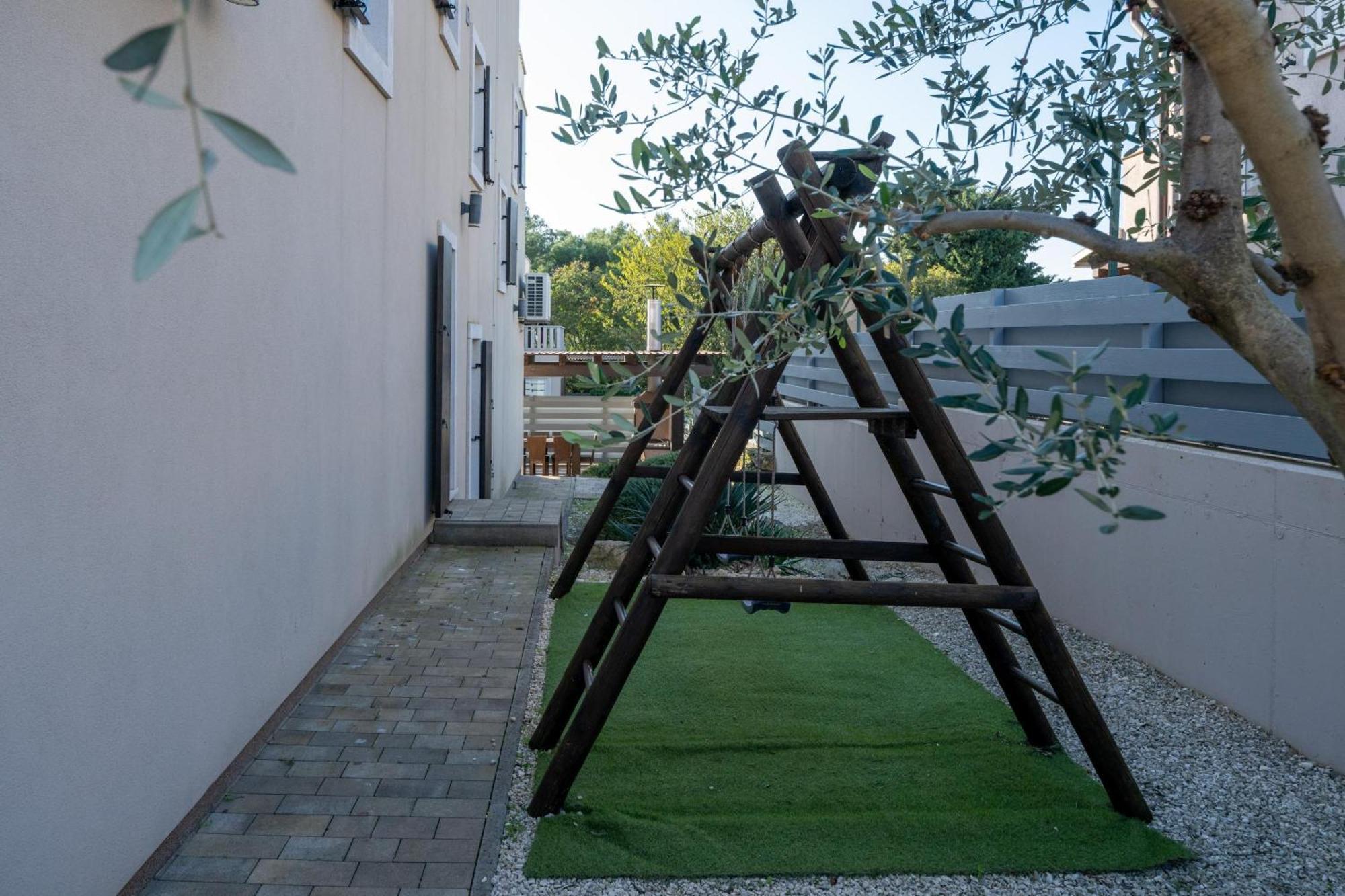 Villa Castagna Near The Sea With Private Pool And Sauna Premantura Exteriör bild